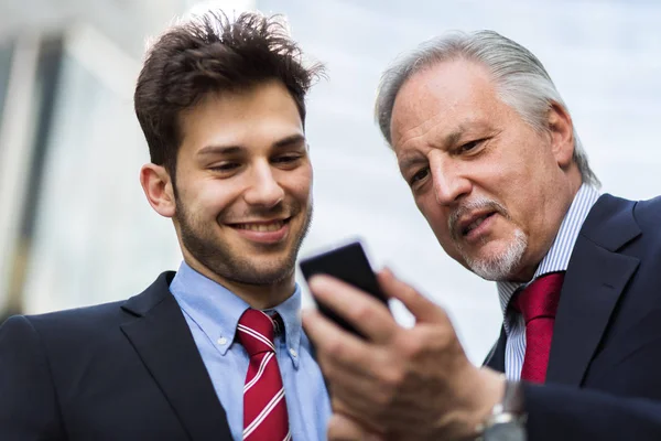 Senior Manager Mostrando Qualcosa Uno Smartphone Suo Collega Più Giovane — Foto Stock