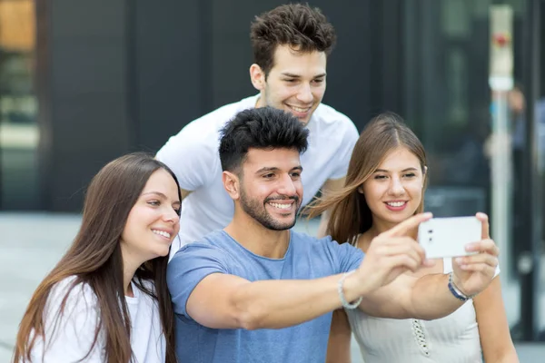 Grupo Amigos Tirando Uma Foto Selfie Juntos — Fotografia de Stock