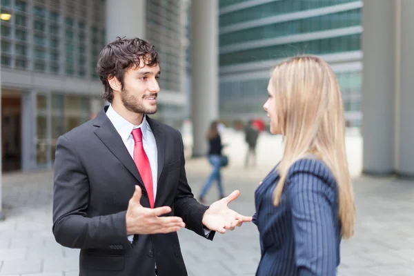 Biznesmen Rozmawiając Kobietą — Zdjęcie stockowe
