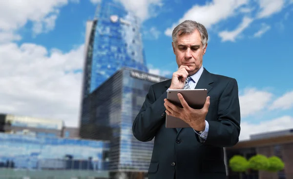 Senior Manager Using Digital Tablet Outdoor — Stock Photo, Image