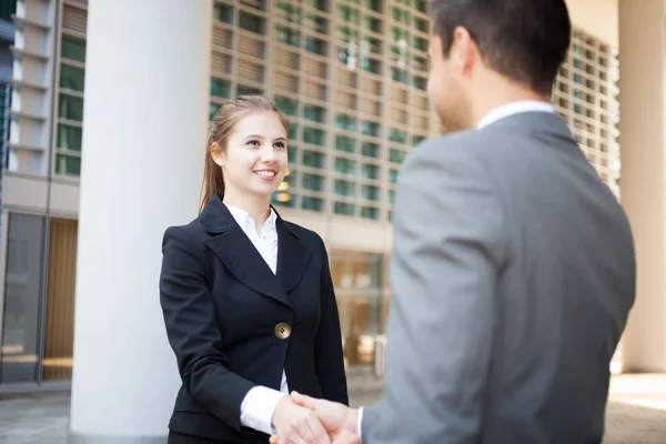 女性マネージャーの同僚と握手を交わして笑顔 — ストック写真
