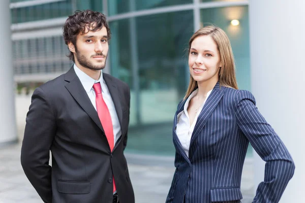 Jóvenes Empresarios Sonrientes Ciudad — Foto de Stock