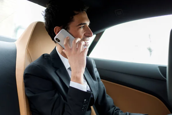 Manager Telefon Siedząc Tylnym Siedzeniu Samochodu — Zdjęcie stockowe