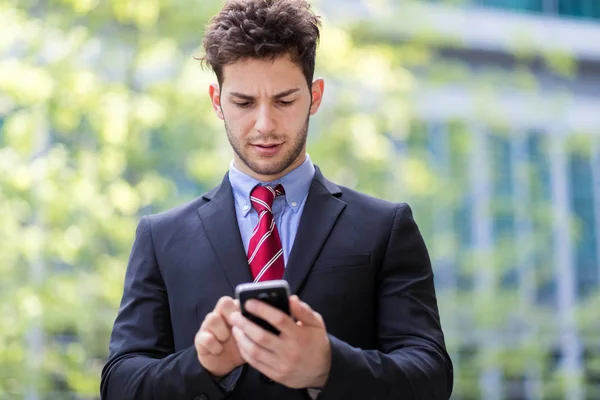 Jonge Manager Met Behulp Van Een Smartphone Buiten — Stockfoto