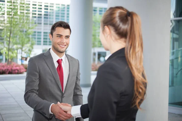 Lächelnde Managerin Beim Händeschütteln — Stockfoto