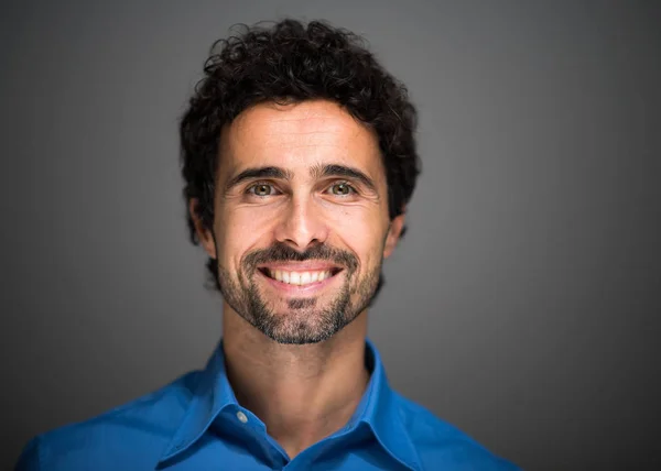 Retrato Primer Plano Joven Feliz Sonriendo Sobre Fondo Gris — Foto de Stock