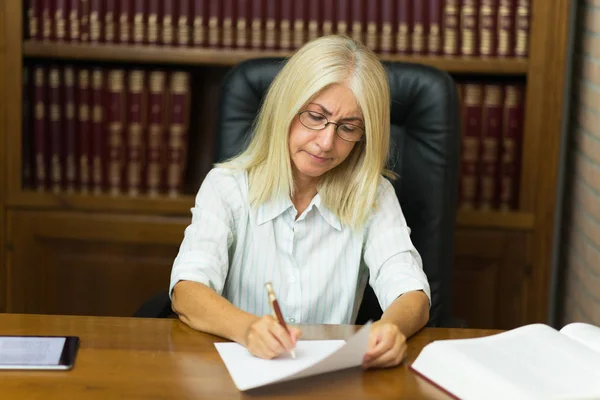 Donna Affari Che Scrive Nel Suo Ufficio Casa — Foto Stock