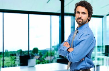 Ofiste yakışıklı bir işadamının portresi. 