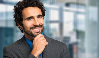 gülümseyen bir yakışıklı işadamı portresi 