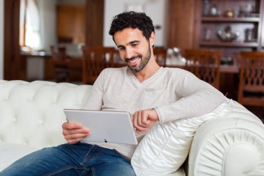 genç adam dijital tablet kullanma