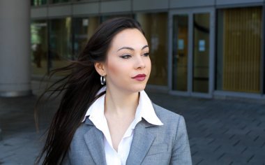 Modern bir şehir ortamında kendine güvenen genç bir bayan yönetici.