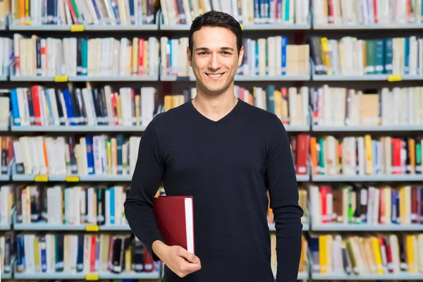 Portrét Šťastného Usmívajícího Studenta Knihovně — Stock fotografie