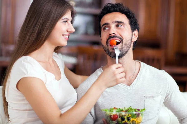 Coppia Che Mangia Insalata Soggiorno — Foto Stock