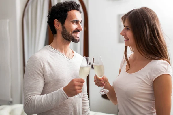 Homem Mulher Brindam Com Champanhe — Fotografia de Stock