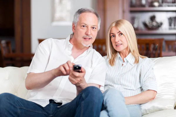 Retrato Una Feliz Pareja Madura Casa — Foto de Stock