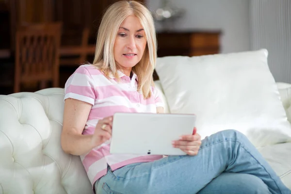 Mooie Volwassen Vrouw Met Behulp Van Elektronische Tablet Thuis — Stockfoto