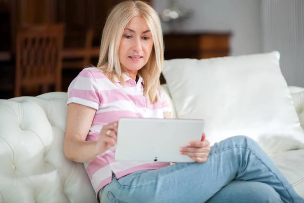 Hermosa Mujer Madura Usando Tableta Electrónica Casa —  Fotos de Stock