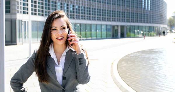 Portret Van Een Jonge Vrouw Praten Aan Telefoon — Stockfoto