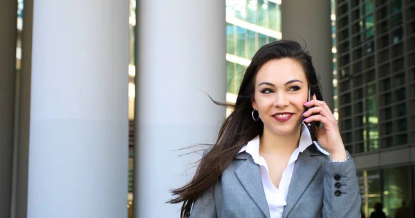 Retrato Uma Jovem Mulher Falando Telefone — Fotografia de Stock