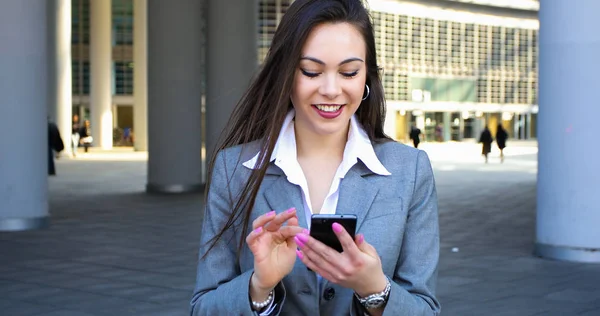 Açık Bir Smartphone Kullanarak Gülümseyen Kadını — Stok fotoğraf