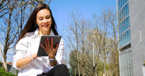 Usmívající Podnikatelka Pomocí Digitálního Tabletu Venku — Stock fotografie