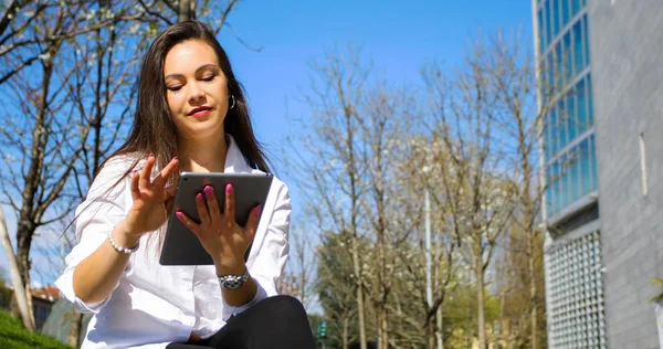 Kadını Dışarıda Dijital Tablet Kullanıyor — Stok fotoğraf