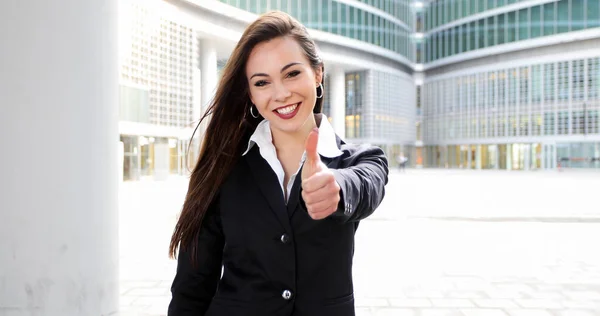 Selbstbewusste Junge Managerin Freien Einer Modernen Urbanen Umgebung — Stockfoto