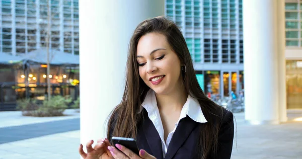 Mujer Negocios Sonriente Usando Teléfono Inteligente Aire Libre —  Fotos de Stock