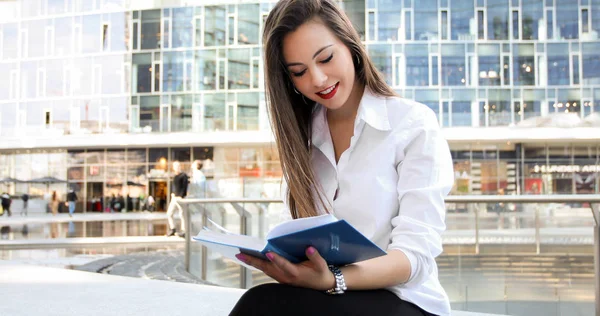 Giovane Donna Che Legge Libro All Aperto — Foto Stock