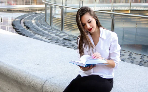 Junge Frau Liest Draußen Ein Buch — Stockfoto