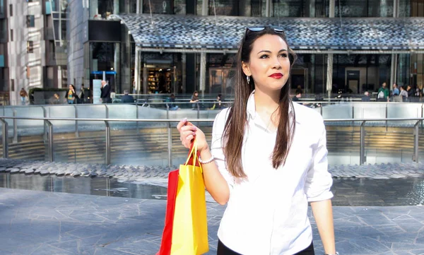 Kvinnliga Promenader Och Shopping Modern Stad — Stockfoto