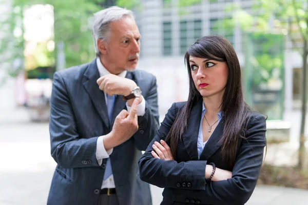 Baas Scolding Van Een Werknemer Laat Ben — Stockfoto