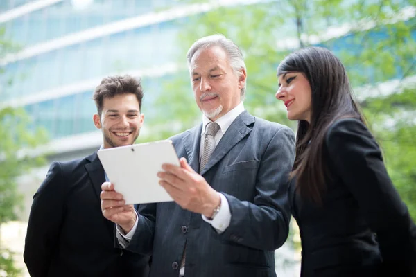 Grupo Empresarios Que Utilizan Una Tableta Digital — Foto de Stock