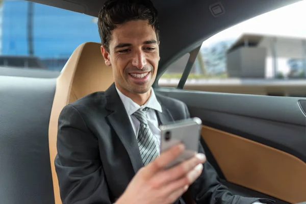 Affärsman Med Sin Mobiltelefon Baksätet Bil — Stockfoto