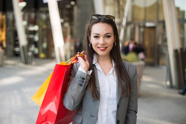 Affärskvinna Shoppa Efter Jobbet — Stockfoto