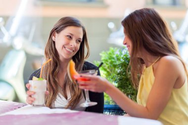 İki arkadaş bir kokteyl içme portresi