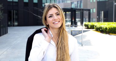 Modern bir şehir ortamında kendine güvenen genç bir bayan yönetici.