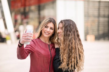 Gülümseyen arkadaşlar birlikte fotoğraf çekiyor