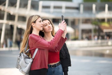 Gülümseyen arkadaşlar birlikte fotoğraf çekiyor