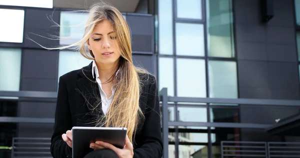 Businesswoman Pomocą Tabletu Cyfrowego Zewnątrz — Zdjęcie stockowe