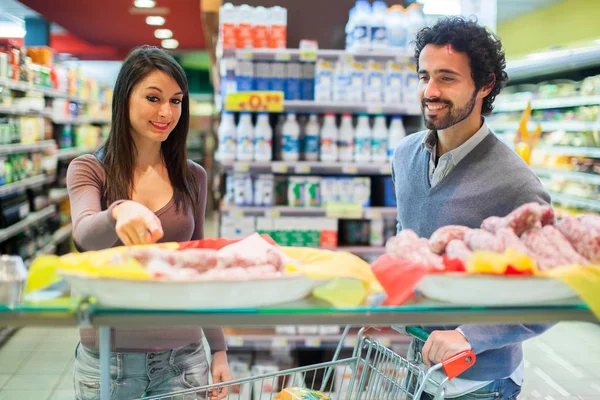 Couple Shopping Grocery Store — Stock Photo, Image