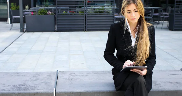 Businesswoman Pomocą Tabletu Cyfrowego Zewnątrz — Zdjęcie stockowe