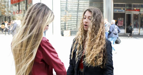 Twee Vrouwelijke Vrienden Ontmoeten Buiten Praten — Stockfoto