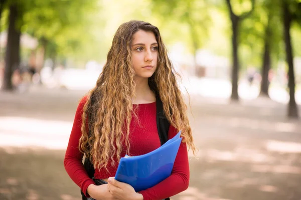 Tonåring Kvinnlig Student Parken — Stockfoto