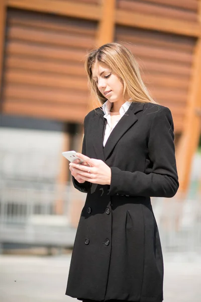 Businesswoman Using Her Mobile Phone — Stock Photo, Image