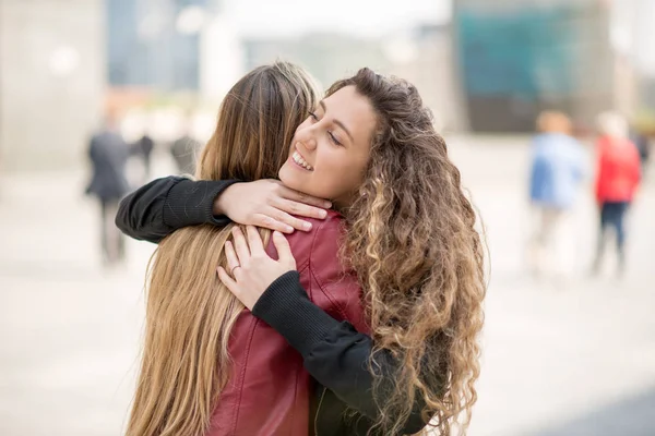 Amigos Femeninos Reunidos Una Ciudad —  Fotos de Stock