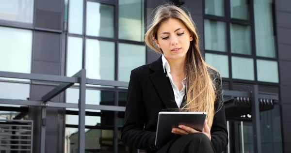 Businesswoman Using Digital Tablet Outdoor — Stock Photo, Image