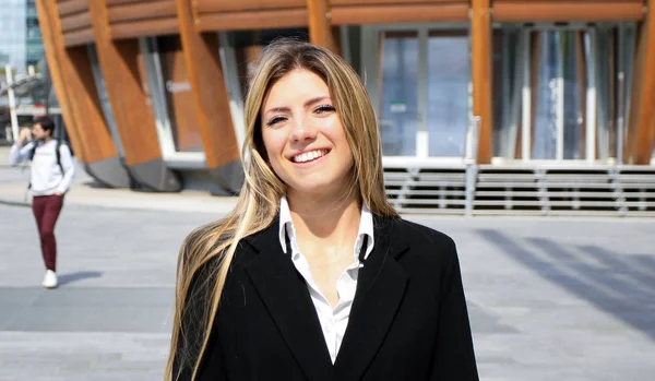 Joven Gerente Sonriente Aire Libre Entorno Urbano Moderno —  Fotos de Stock