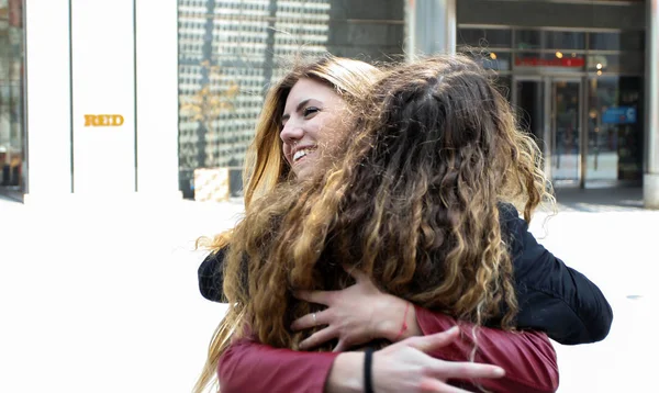 Two Female Friends Hugging Outdoor — Stock Photo, Image