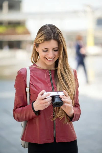 Mujer Usando Cámara Sin Espejo — Foto de Stock